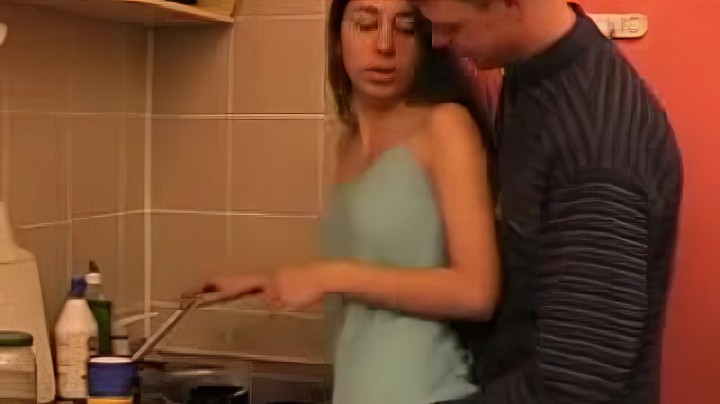 Ебет красивую домохозяйку на кухне